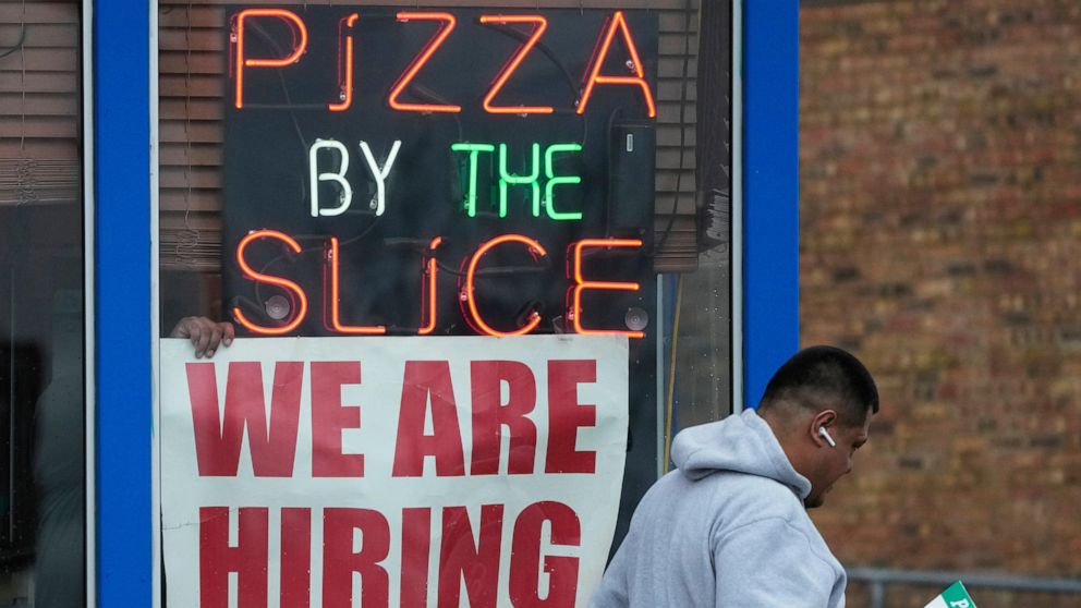 US Reports Highest Number of Jobless Benefit Applications Since October 2021