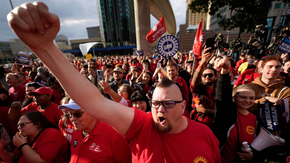 Auto workers' union reports productive talks with Ford amid ongoing