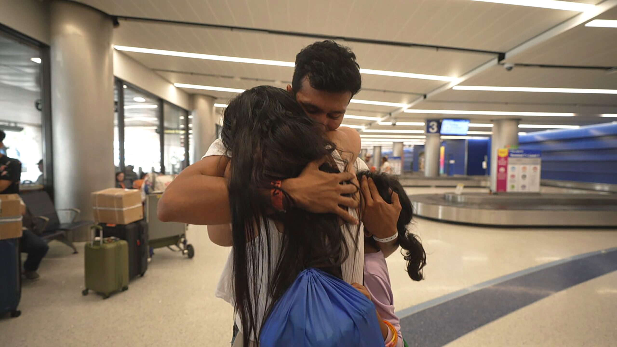 Colombian Migrant Father Successfully Reunites with Family Following Separation and Detention at Texas-Mexico Border