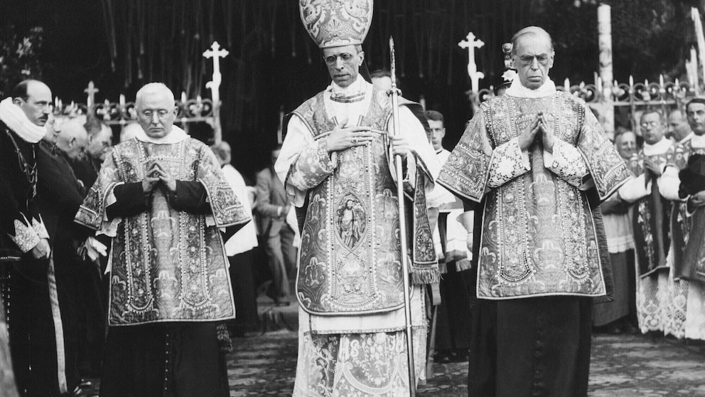 Revelation of Detailed Information from German Jesuit to Pope Pius XII Regarding Nazi Crimes