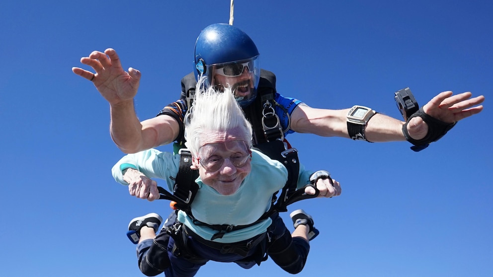 104-year-old woman passes away shortly after completing record-breaking skydive