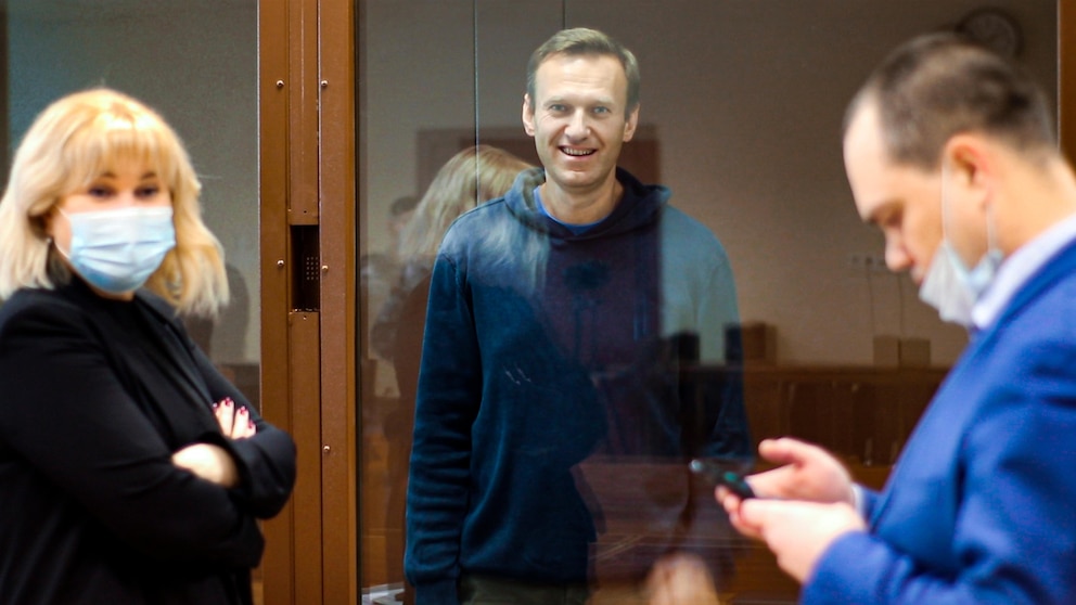 Homes of Lawyers for Imprisoned Opposition Leader Alexei Navalny Raided in Russia