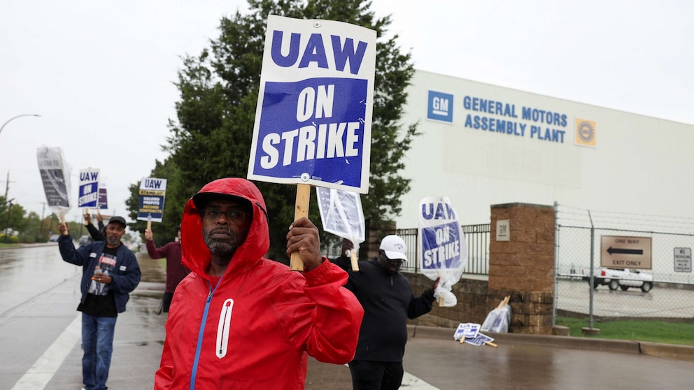 Sources report that General Motors has reached a tentative agreement with the United Auto Workers (UAW) to bring an end to the strike.