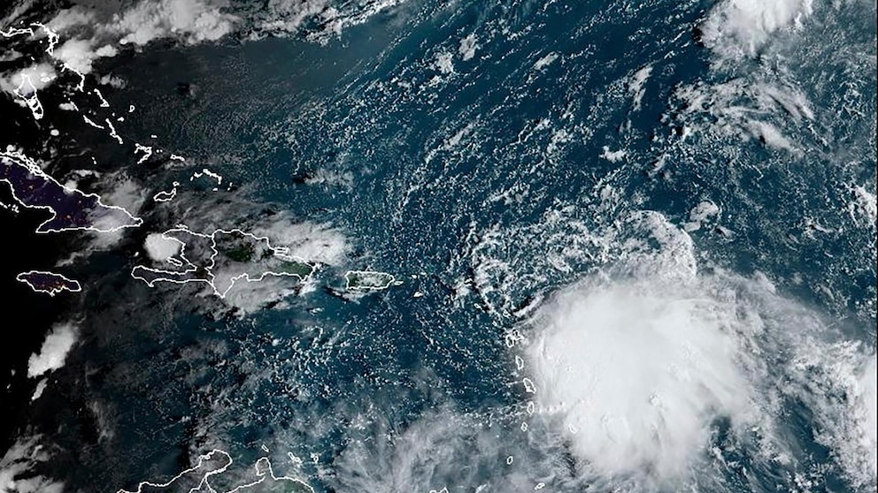 Tropical Storm Philippe approaches Bermuda, heading towards Atlantic Canada