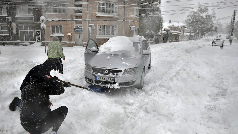 1 Fatality and Widespread Power Outages Result from Heavy Snowfall in Romania and Moldova