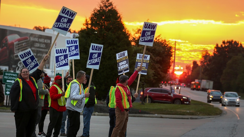 Ford Workers Approve Contract Settlement, Joining GM in Ending UAW Strikes