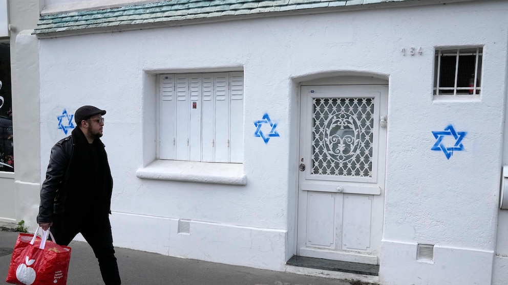 France accuses Russia of being responsible for the online controversy surrounding the Stars of David graffiti.