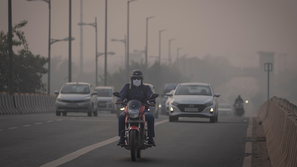 New Delhi Faces Mask Mandate, Construction Ban, and School Closures Amidst Toxic Air Crisis