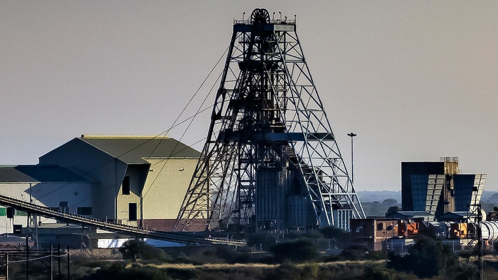 Tragic Incident at South African Platinum Mine: Elevator Plunges 650 Feet, Resulting in 11 Fatalities and 75 Injuries
