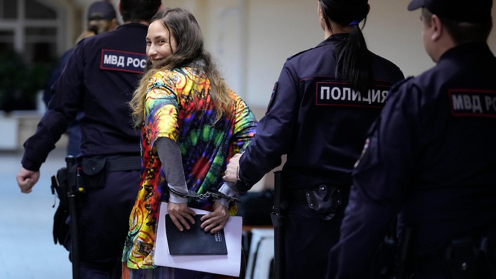 Woman Found Guilty by Russian Court for Replacing Supermarket Price Tags with Antiwar Slogans