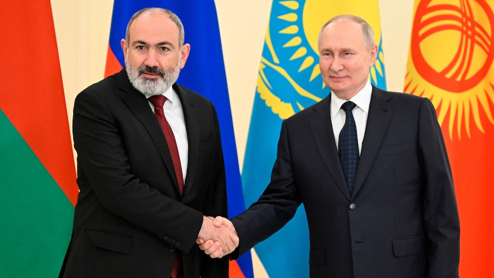 Armenian Leader Overcomes Tensions, Embarks on Russia Visit to Foster Economic Bloc Cooperation