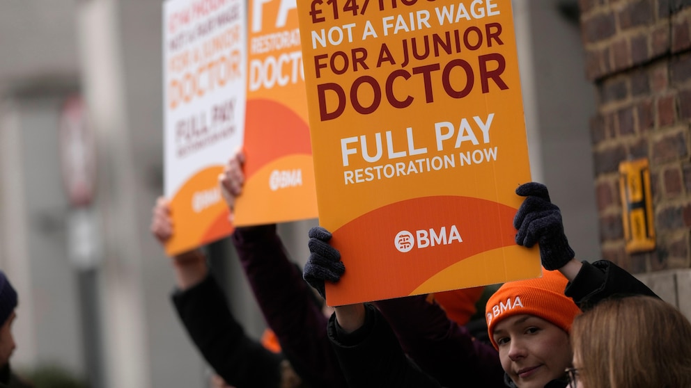 Doctors in England initiate a 3-day strike over pay during a critical period in the NHS.