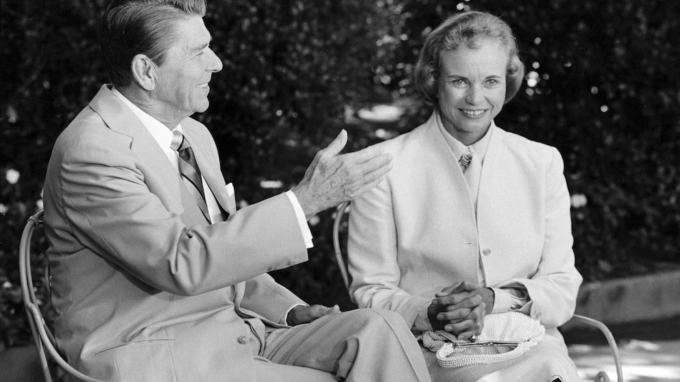 Justice Sandra Day O'Connor, the pioneering first woman to serve in the Supreme Court, will be honored with a repose ceremony.