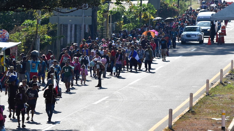 Migrant Caravan in Southern Mexico Continues Journey on Christmas Day