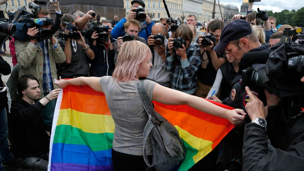 Moscow Gay Bars Subjected to Police Raids Following Supreme Court LGBTQ+ Ruling