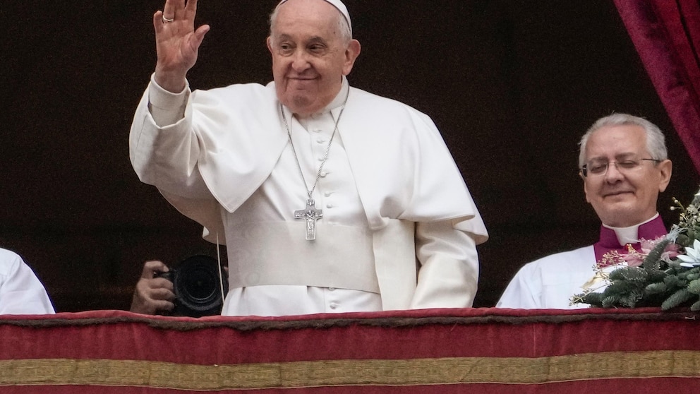 Pope Francis Criticizes the Weapons Industry and Calls for Peace in Christmas Appeal