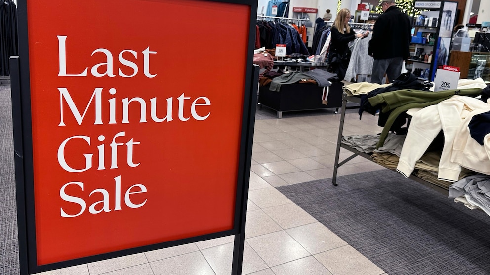 Retailers prioritize procrastinators as holiday season shopping approaches its end