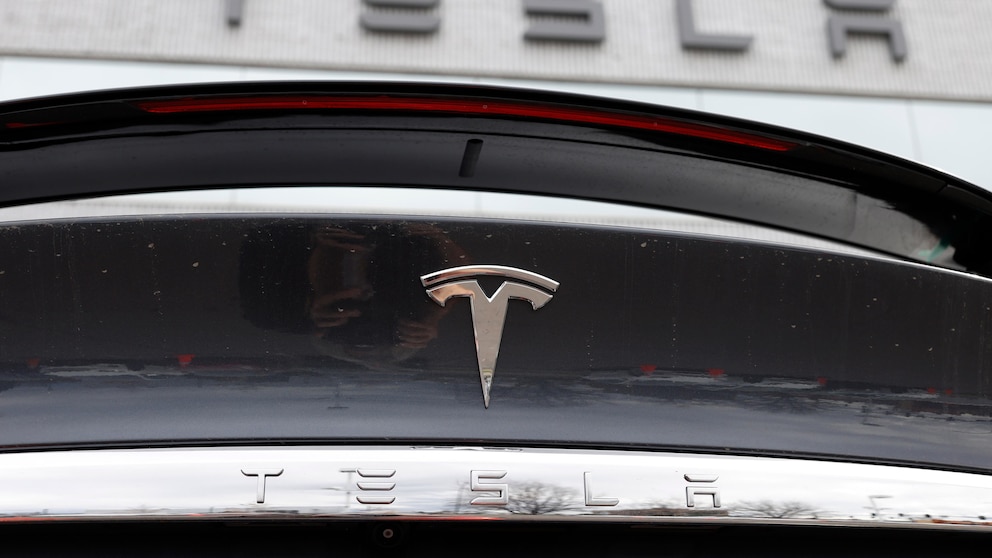 Sheriff's office confirms Tesla was in Autopilot mode prior to tractor-trailer collision