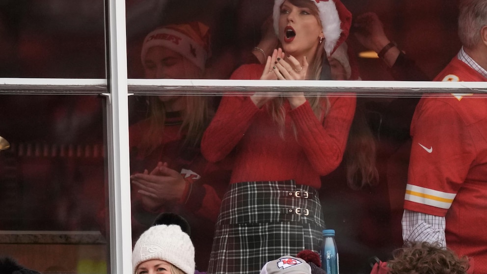Taylor Swift enjoys Christmas Day by tuning in to watch Travis Kelce and the Kansas City Chiefs take on Las Vegas