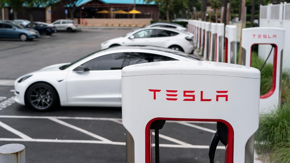 The White House supports industry initiative to establish standardized charging plugs for Tesla's electric vehicles