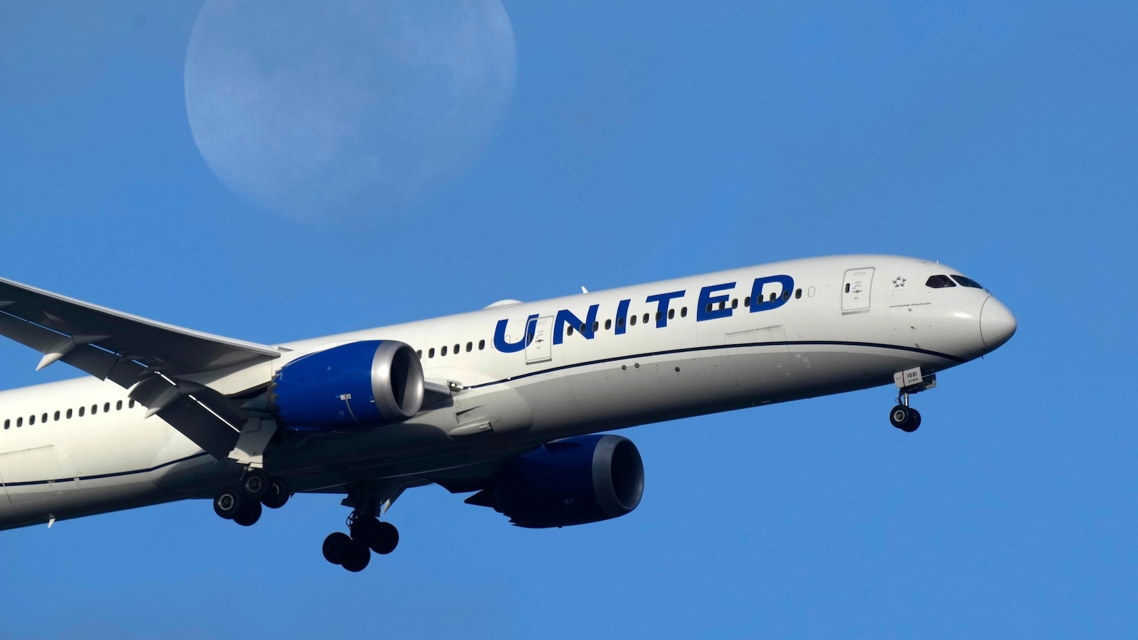 Emergency Landing Made by United Airlines Plane Following Possible Door Issue Warning