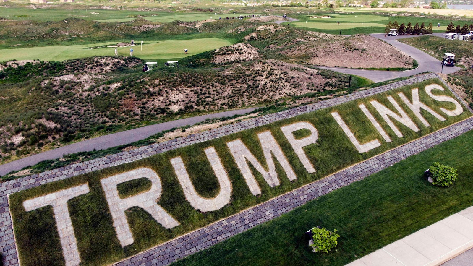 Removal of Sign with Trump's Name from Bronx Golf Course Accompanied by New Management Transition