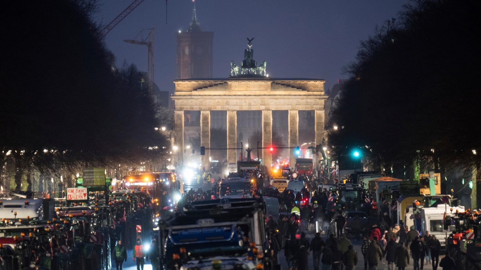 Tractor Columns Converge in Berlin as Farmers' Week of Protests Reaches its Peak