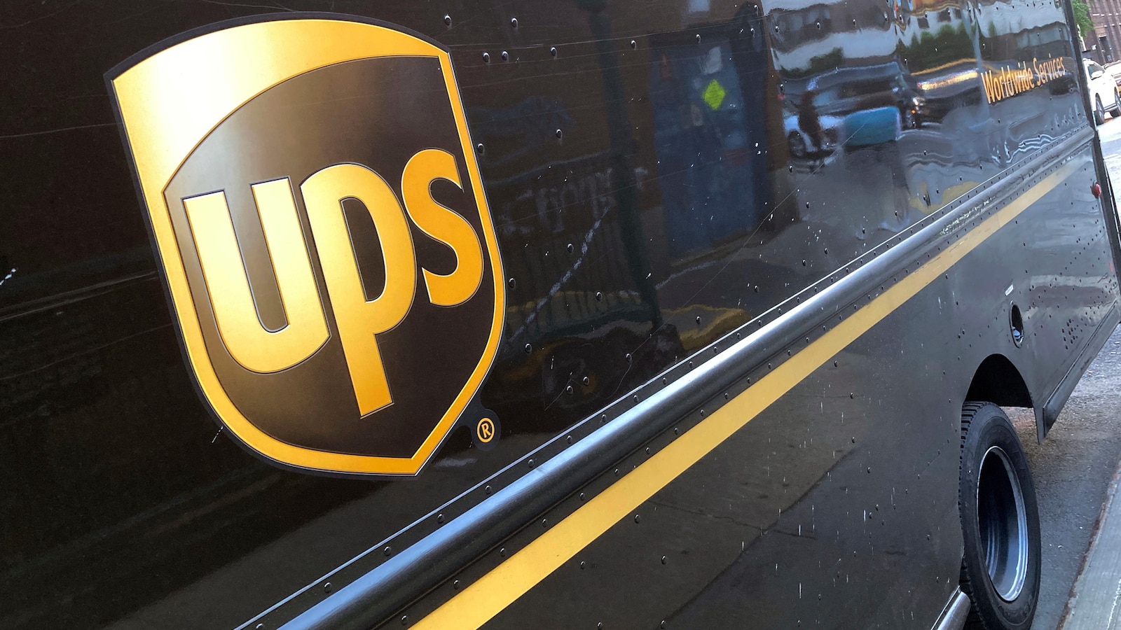UPS stock decreases ahead of market opening due to announcement of approximately 12,000 job cuts by the company