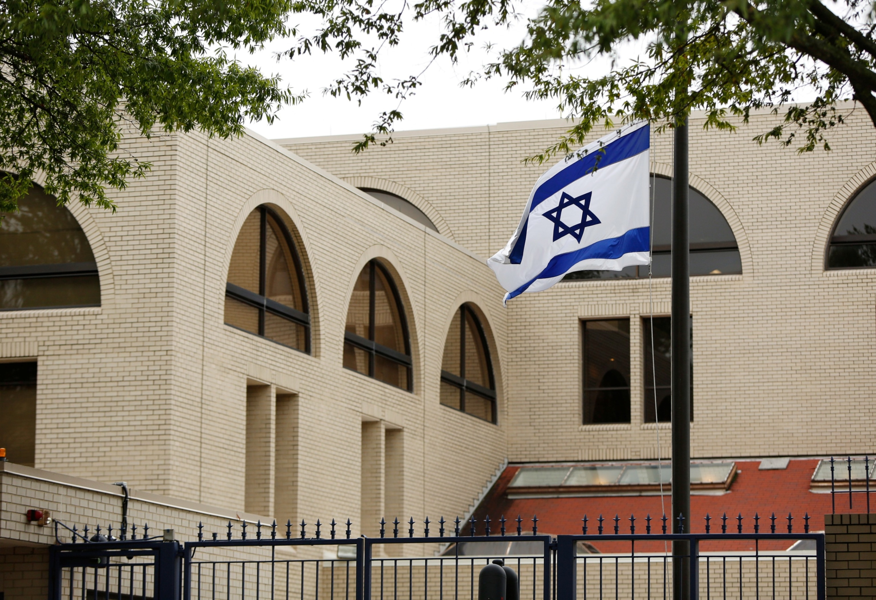 PHOTO: The Israeli flag flies at half-staff in memory of former Israeli President and Prime Minister Shimon Peres at the Israeli Embassy in Washington, Sept. 30, 2016.    