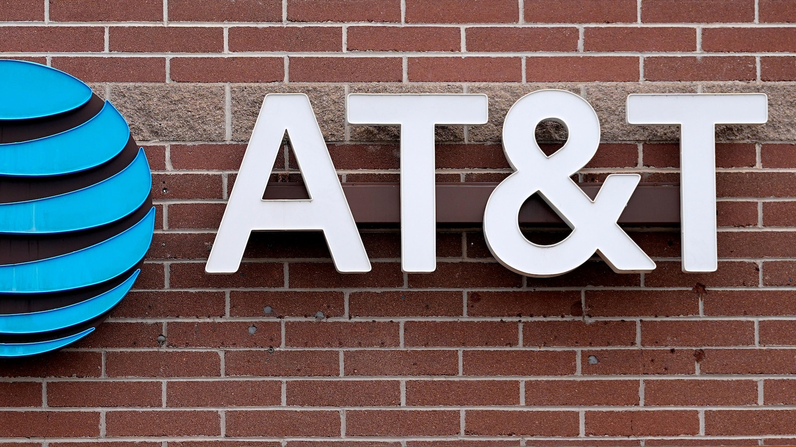 AT&T offers $5 compensation to customers affected by cellphone network outage