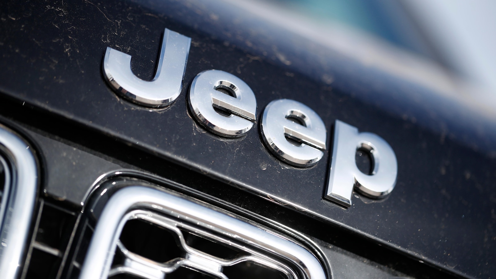 Chrysler issues recall for over 330,000 Jeep Grand Cherokees due to steering wheel problem