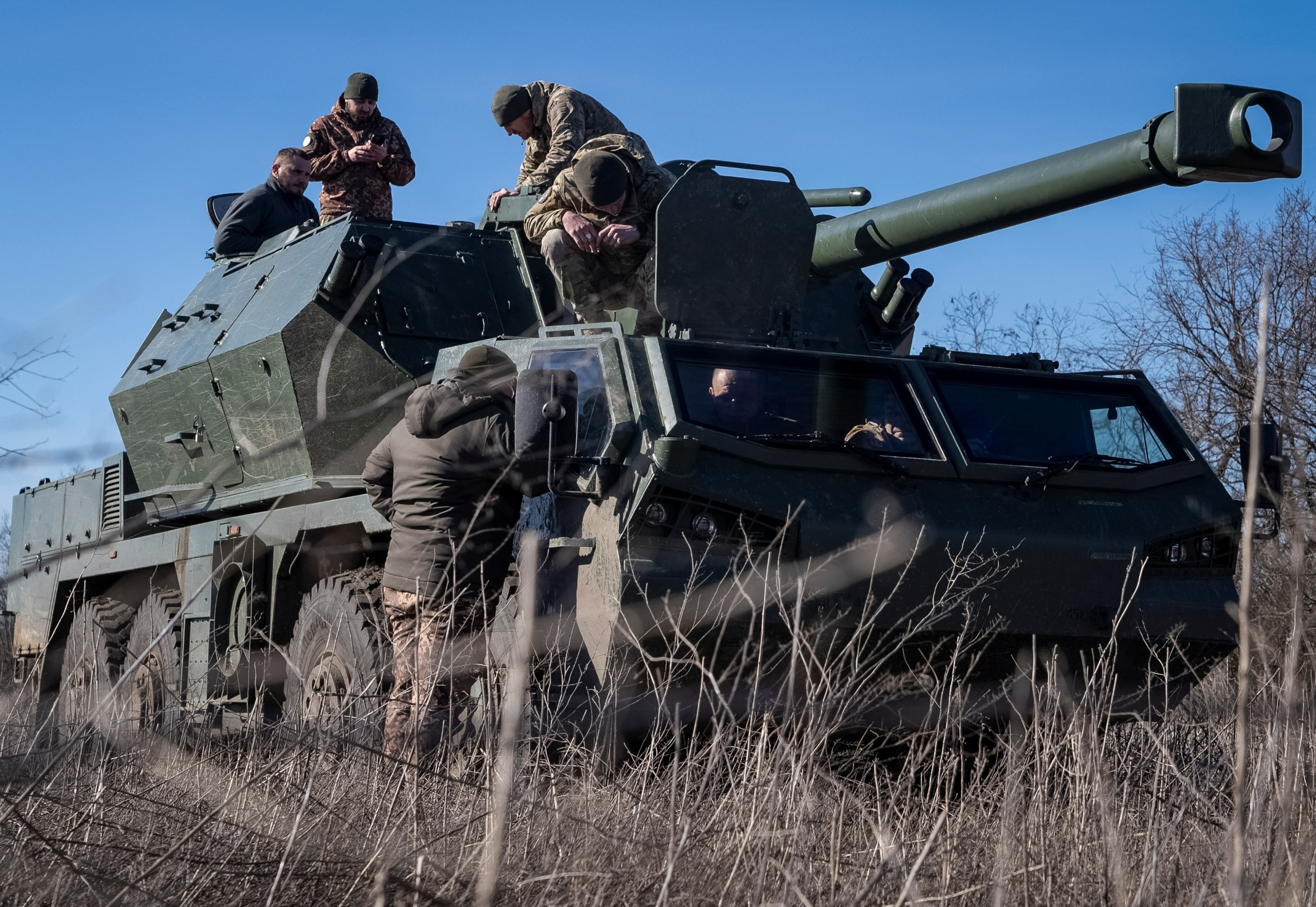PHOTO: Ukrainian servicemen prepare to fire a self-propelled howitzer towards Russian troops near Bakhmut