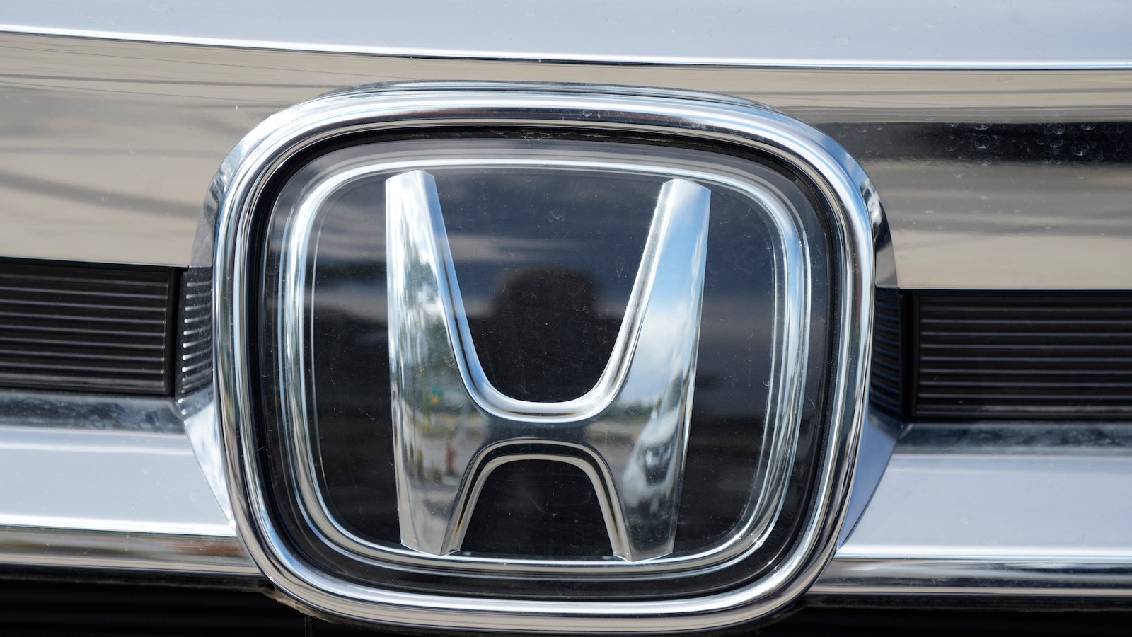 Honda issues recall for over 750K vehicles due to defective passenger seat air bag sensor