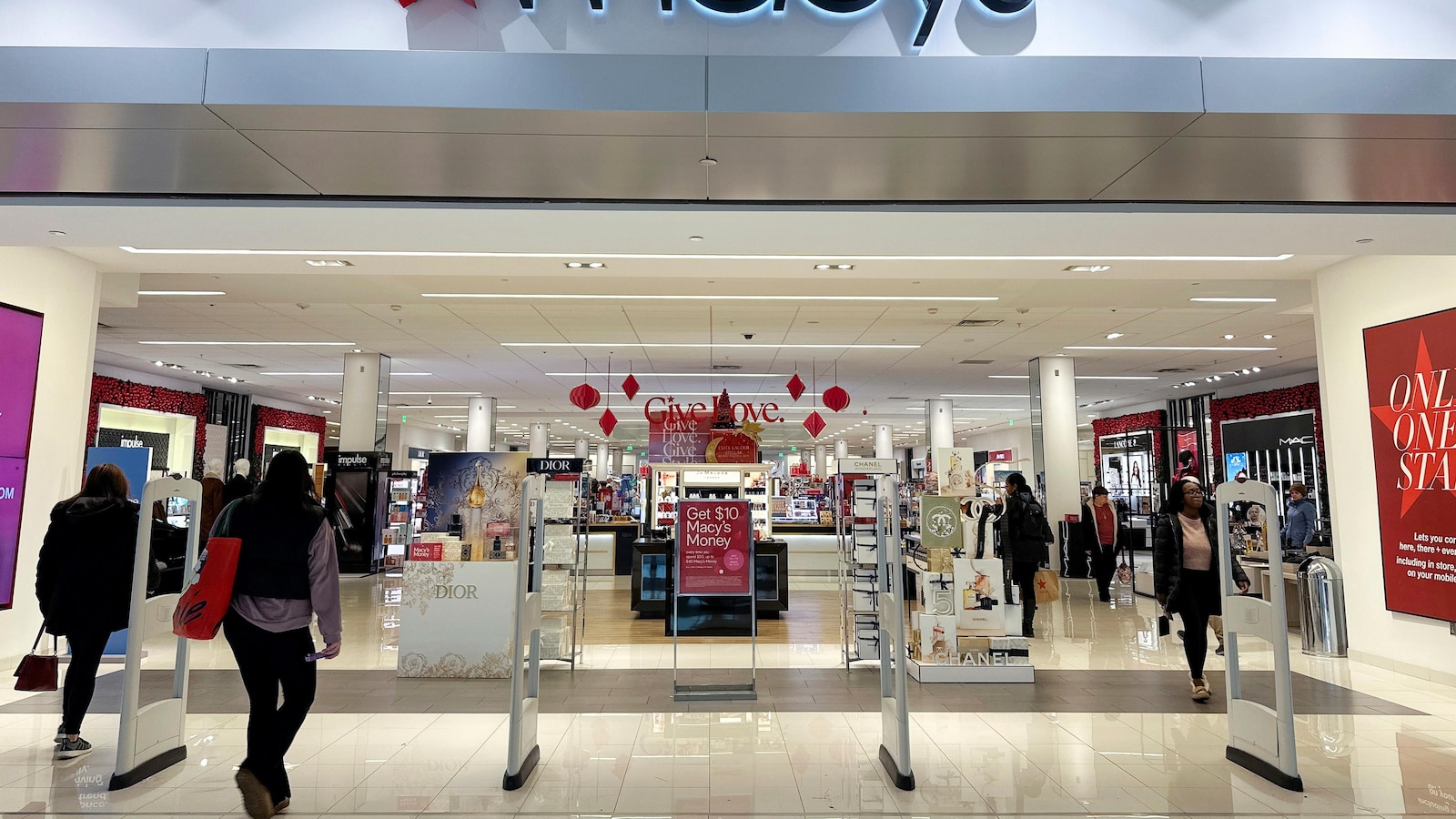 Macy's Announces Closure of 150 Stores as Focus Shifts to Luxury Brands at Bloomingdale's and Blue Mercury