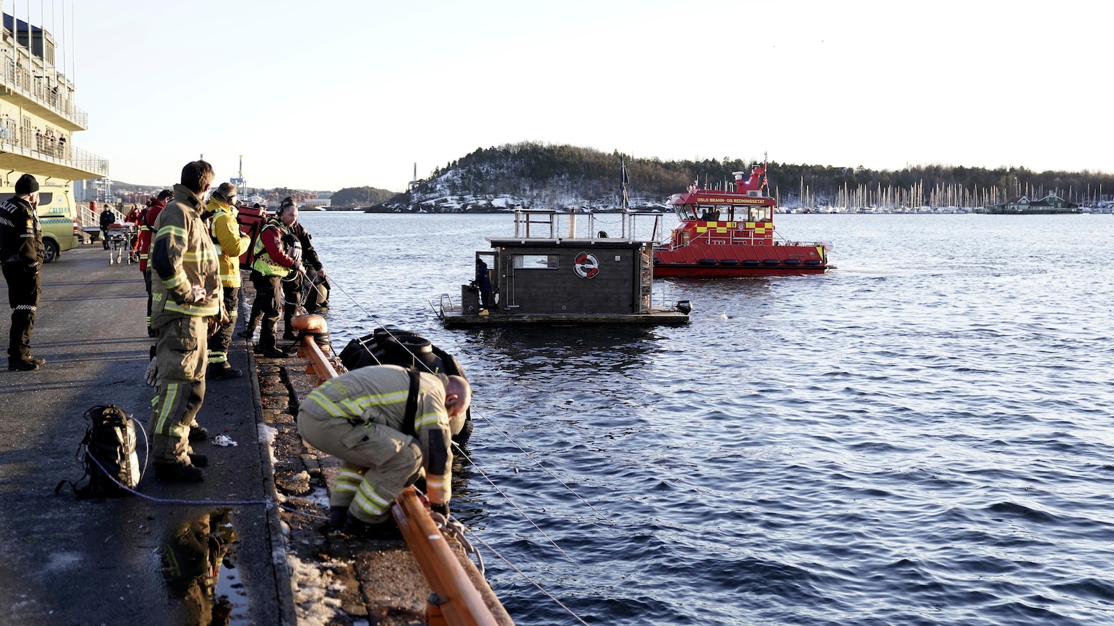 Sauna-goers in towels successfully rescue 2 individuals from submerged car
