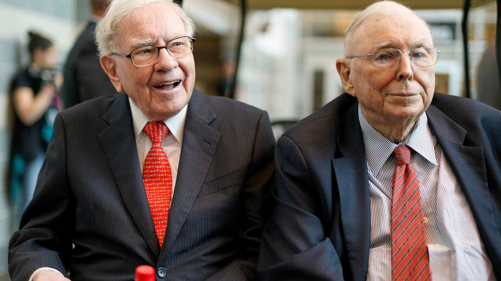 Warren Buffett Advises Investors to Disregard Wall Street Pundits in Annual Letter