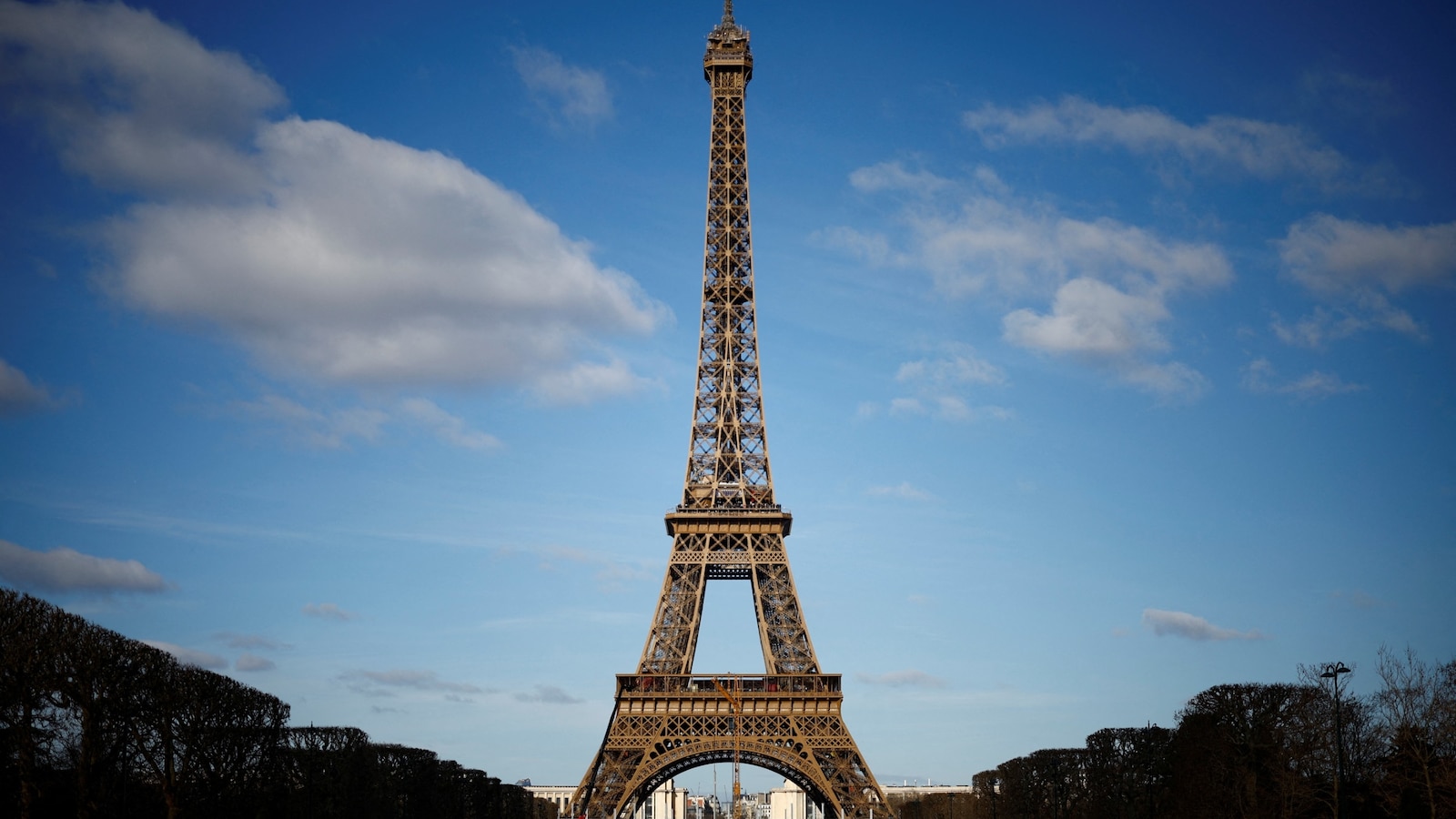 Workers' strike leads to temporary closure of the Eiffel Tower due to protest against management decisions