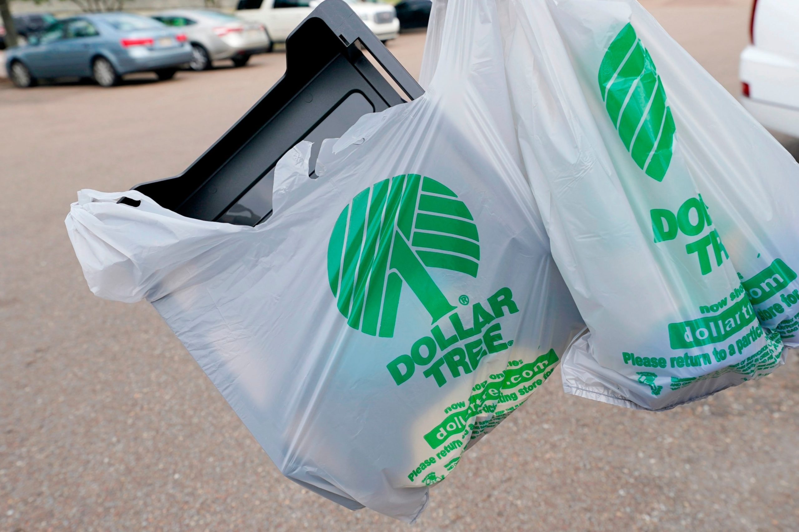 1,000 Dollar Tree and Family Dollar stores to close after fourth-quarter loss
