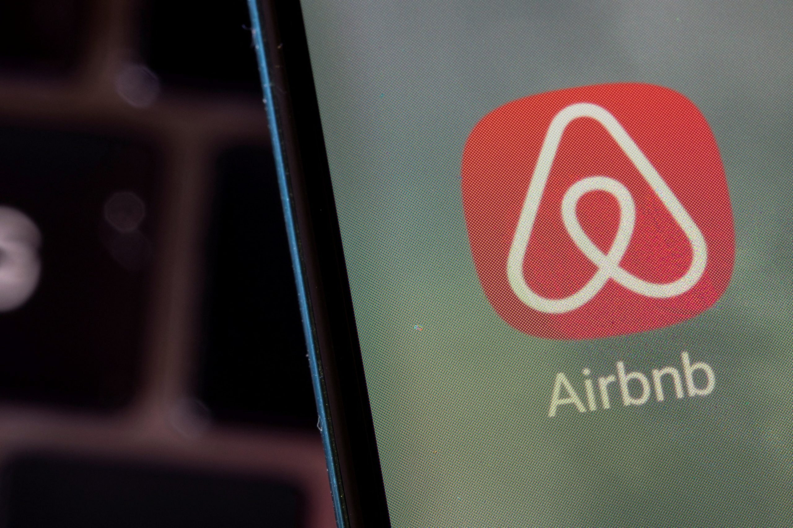Airbnb prohibits the use of indoor security cameras in all properties