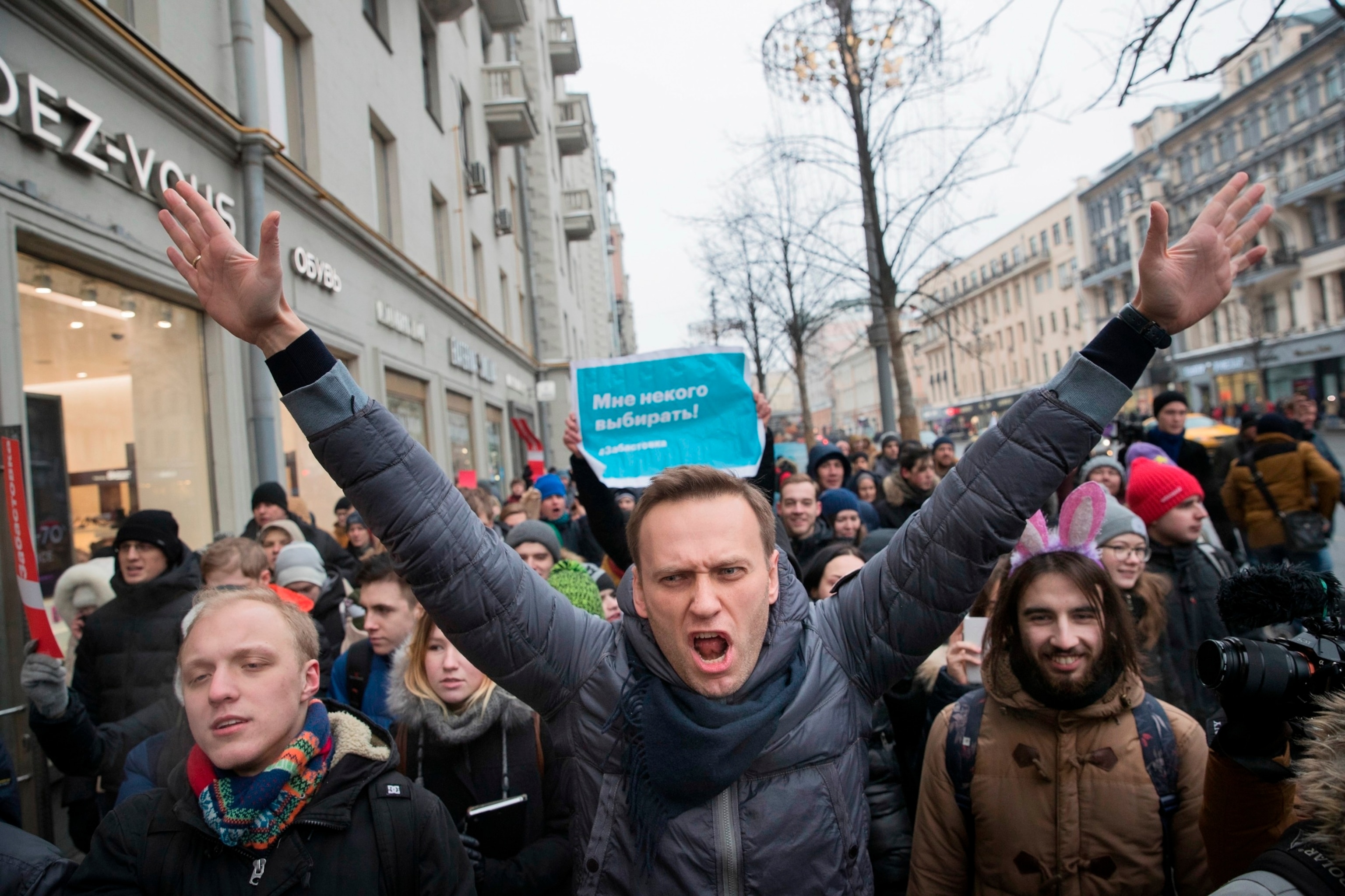 PHOTO: Russian opposition leader Alexei Navalny, center, attends a rally in Moscow, Jan. 28, 2018.