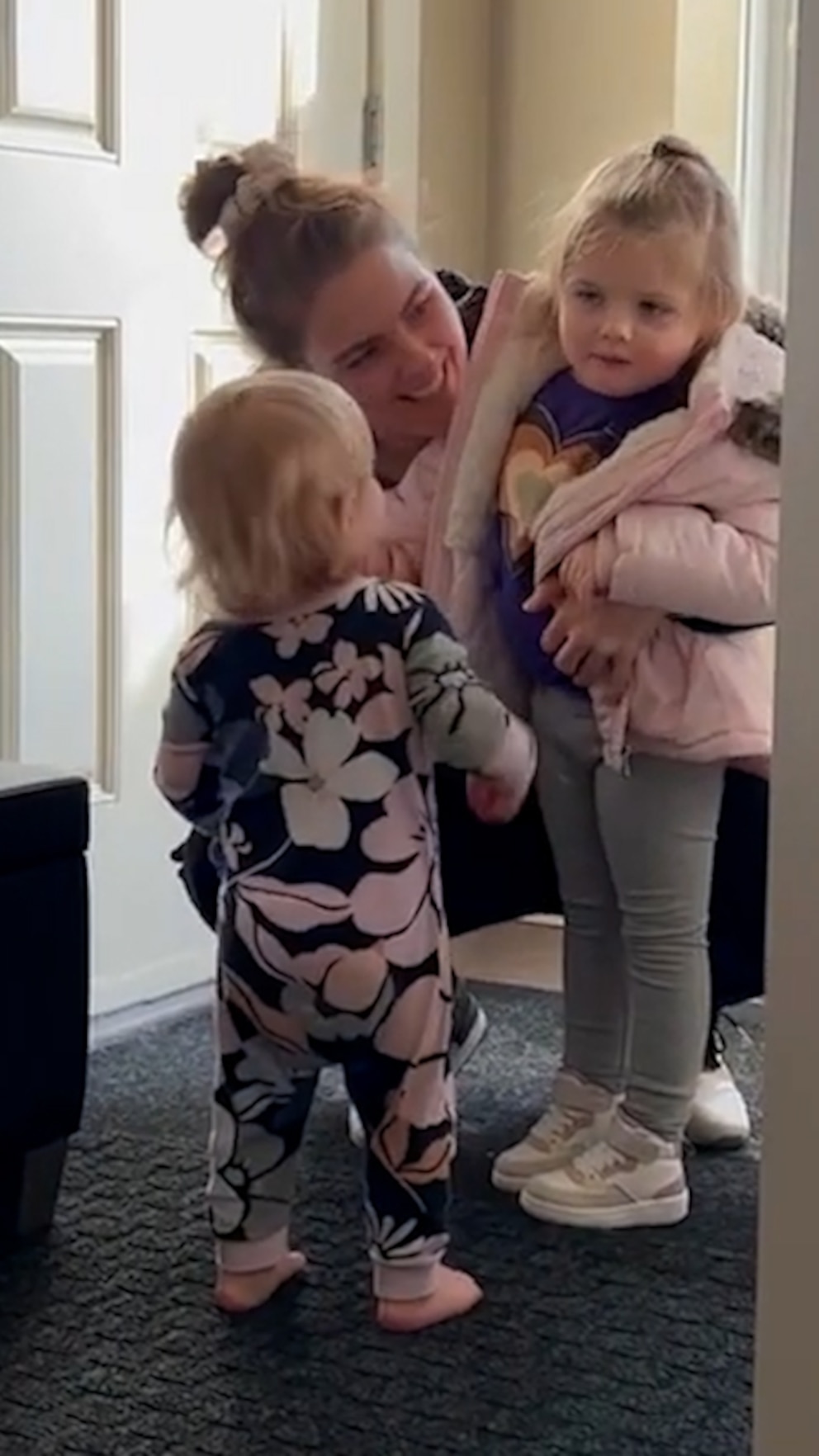 Excited Toddler Eagerly Greets Big Sister After Preschool in Heartwarming Video