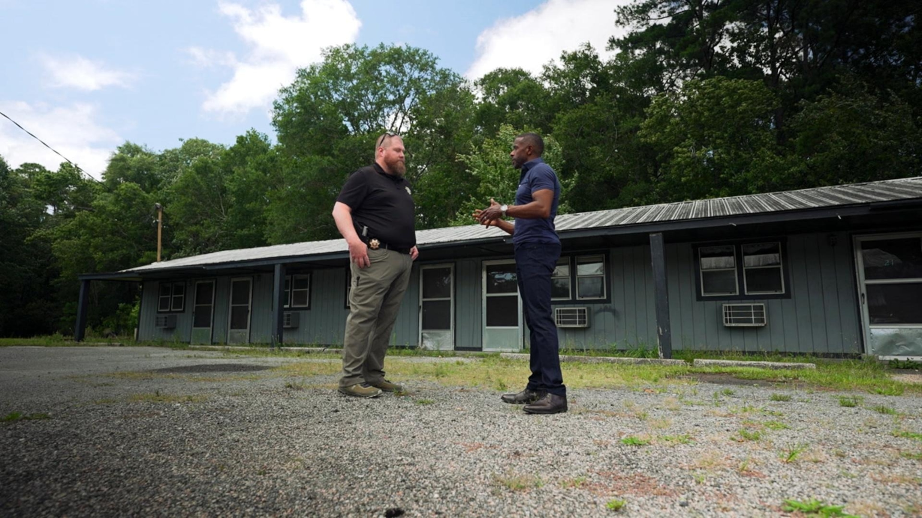 PHOTO: ABC News’ Ryan Smith interviews Hank Carrison, Senior Investigator at Georgetown County Sheriff's Office, at the motel where Raymond Moody lived. 
