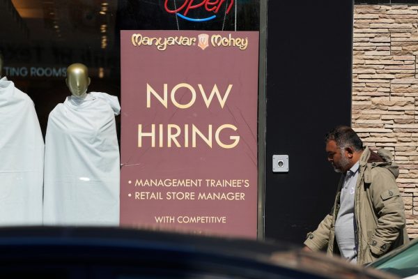 Low Number of Americans Filing for Jobless Benefits Indicates Strong Labor Market