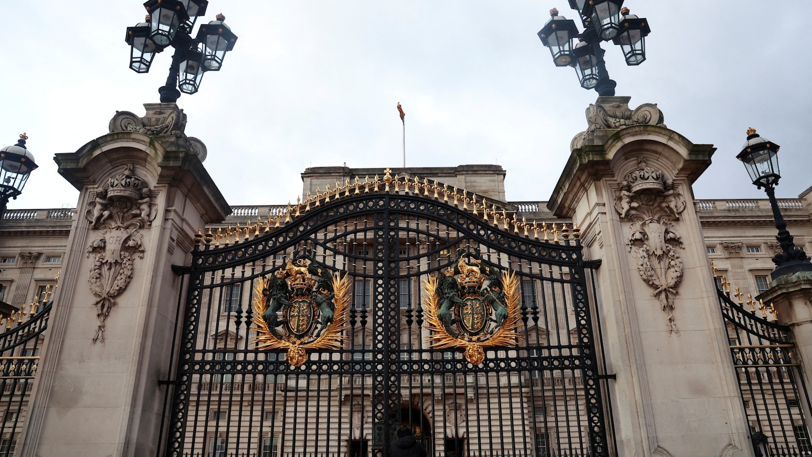 Vehicle collides with gates at Buckingham Palace