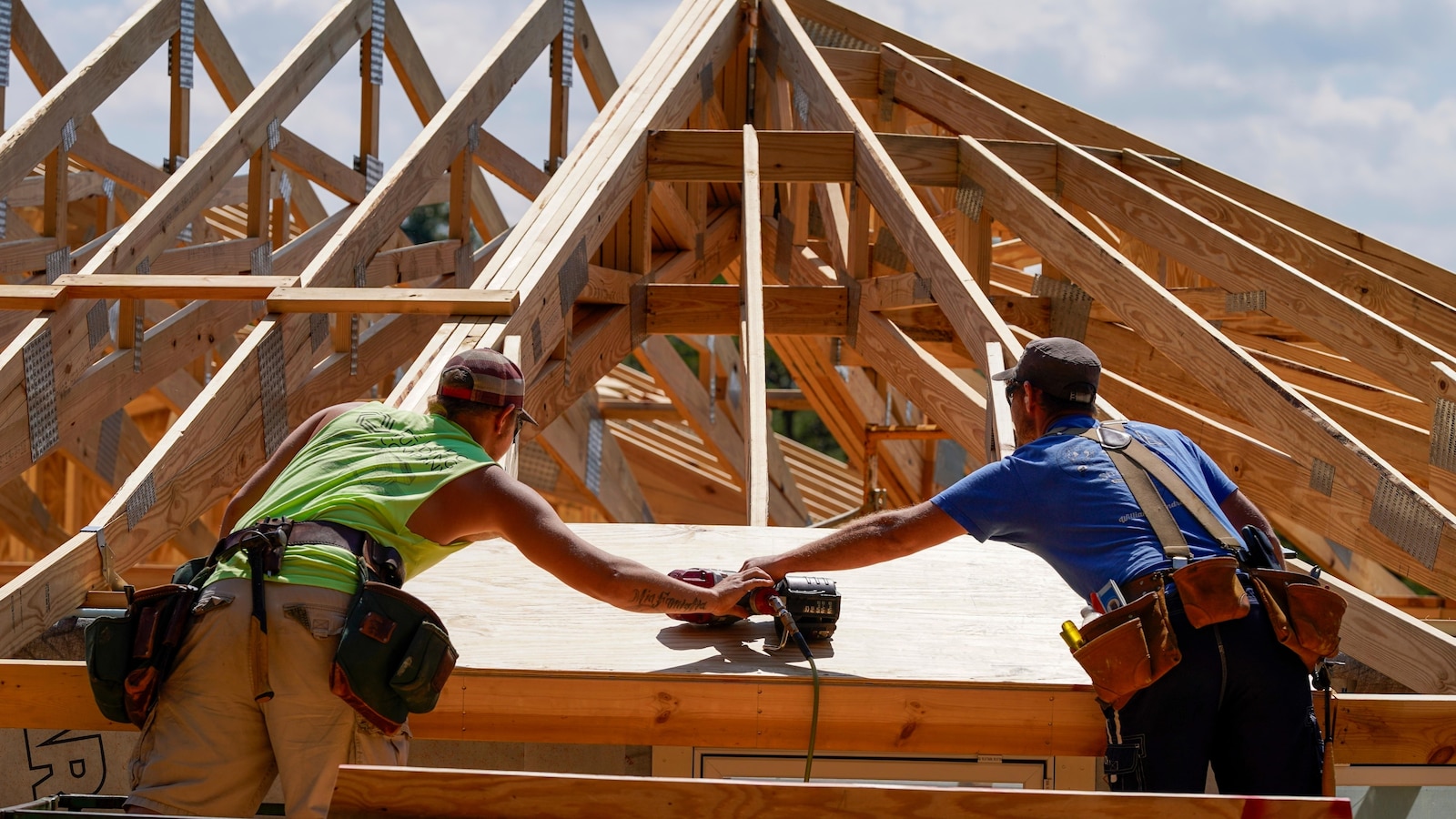 Average Rate on 30-Year Loan Rises Above 7% After Three-Week Decline in Mortgage Rates