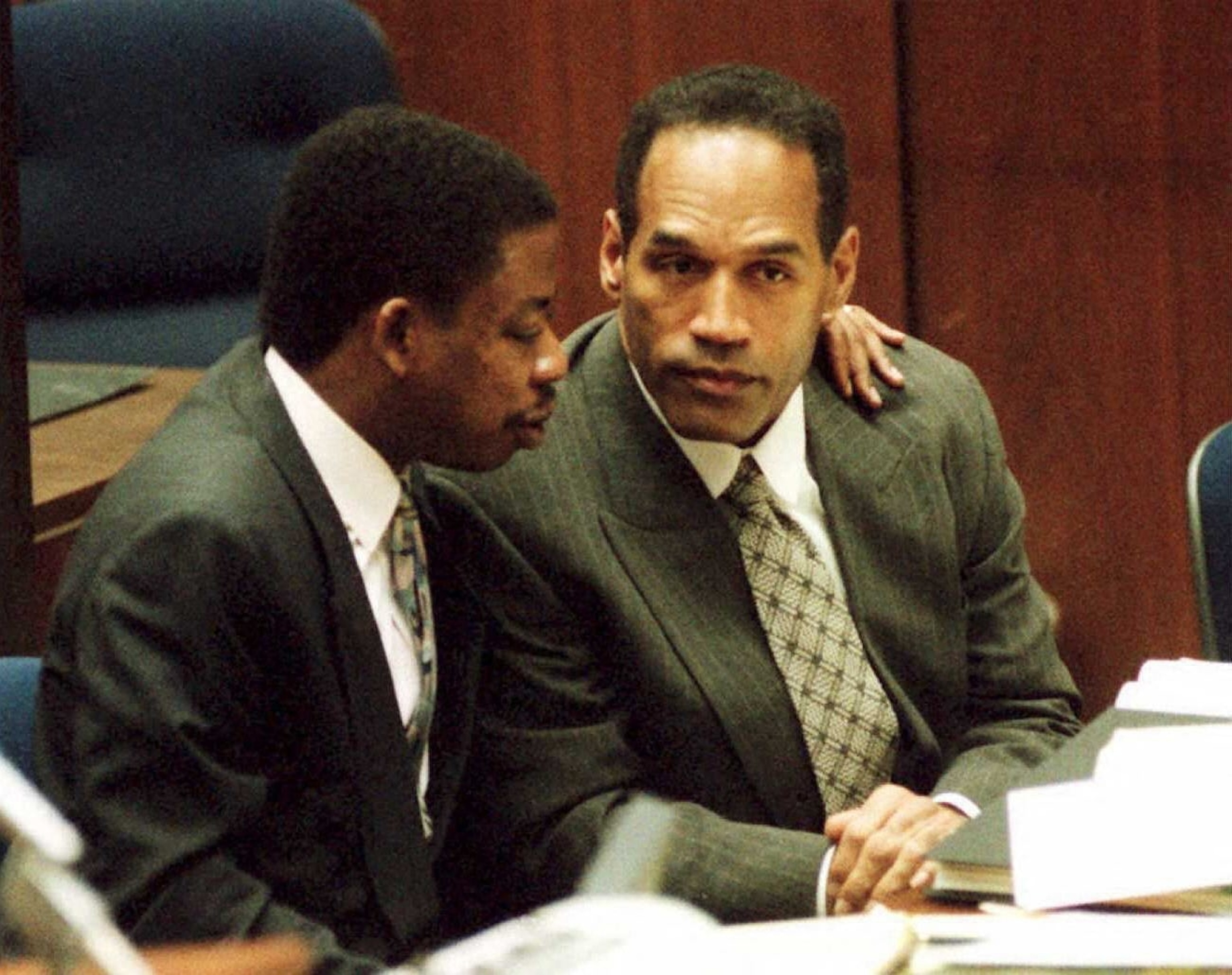 PHOTO: Defense attorney Carl Douglas (L) puts his arm around defendant OJ Simpson during his double-murder trial 03 February in Los Angeles.