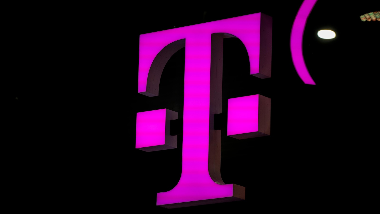 T-Mobile's Acquisition of Majority Stake in US Cellular Valued at $4.4 Billion, Including Debt