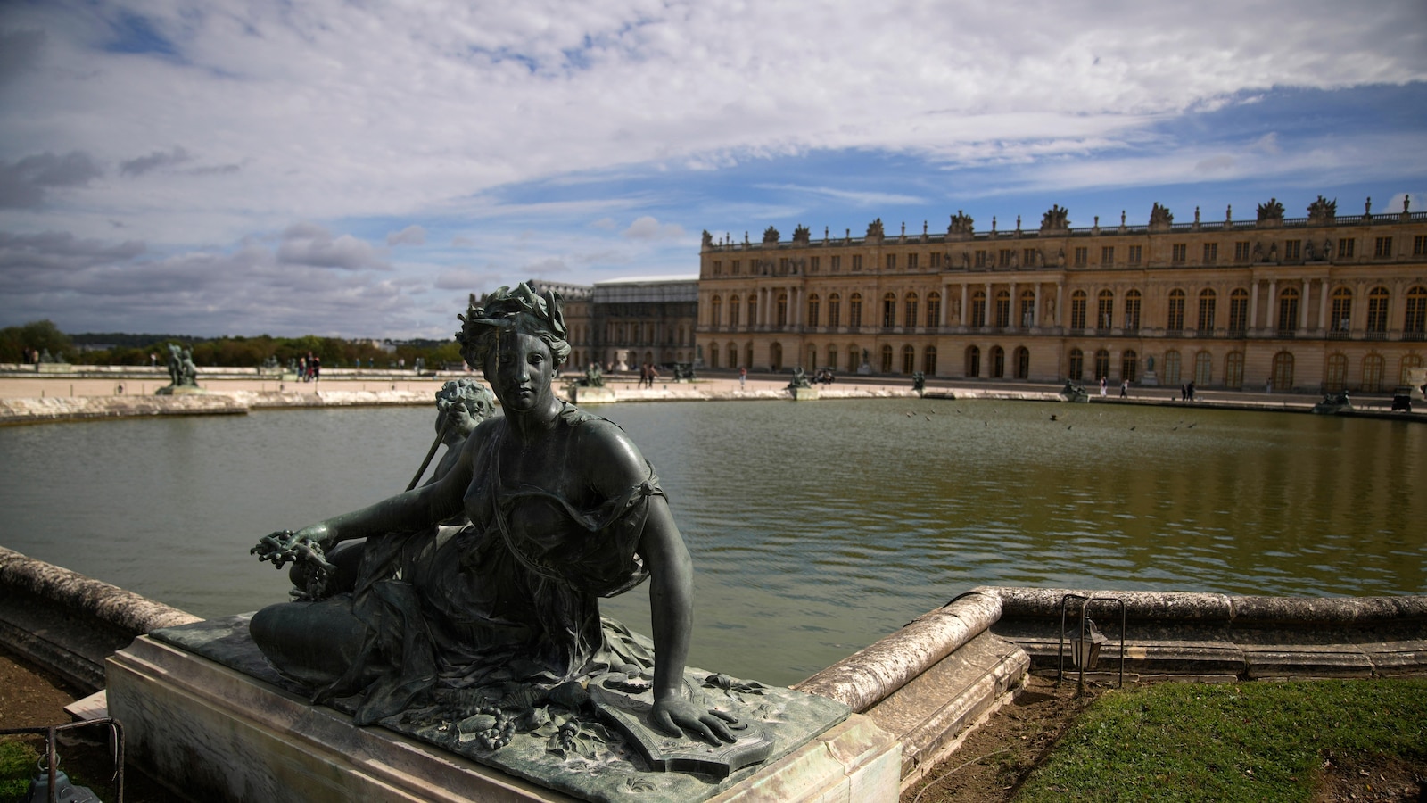 Brief Evacuation of Versailles Caused by Construction Smoke