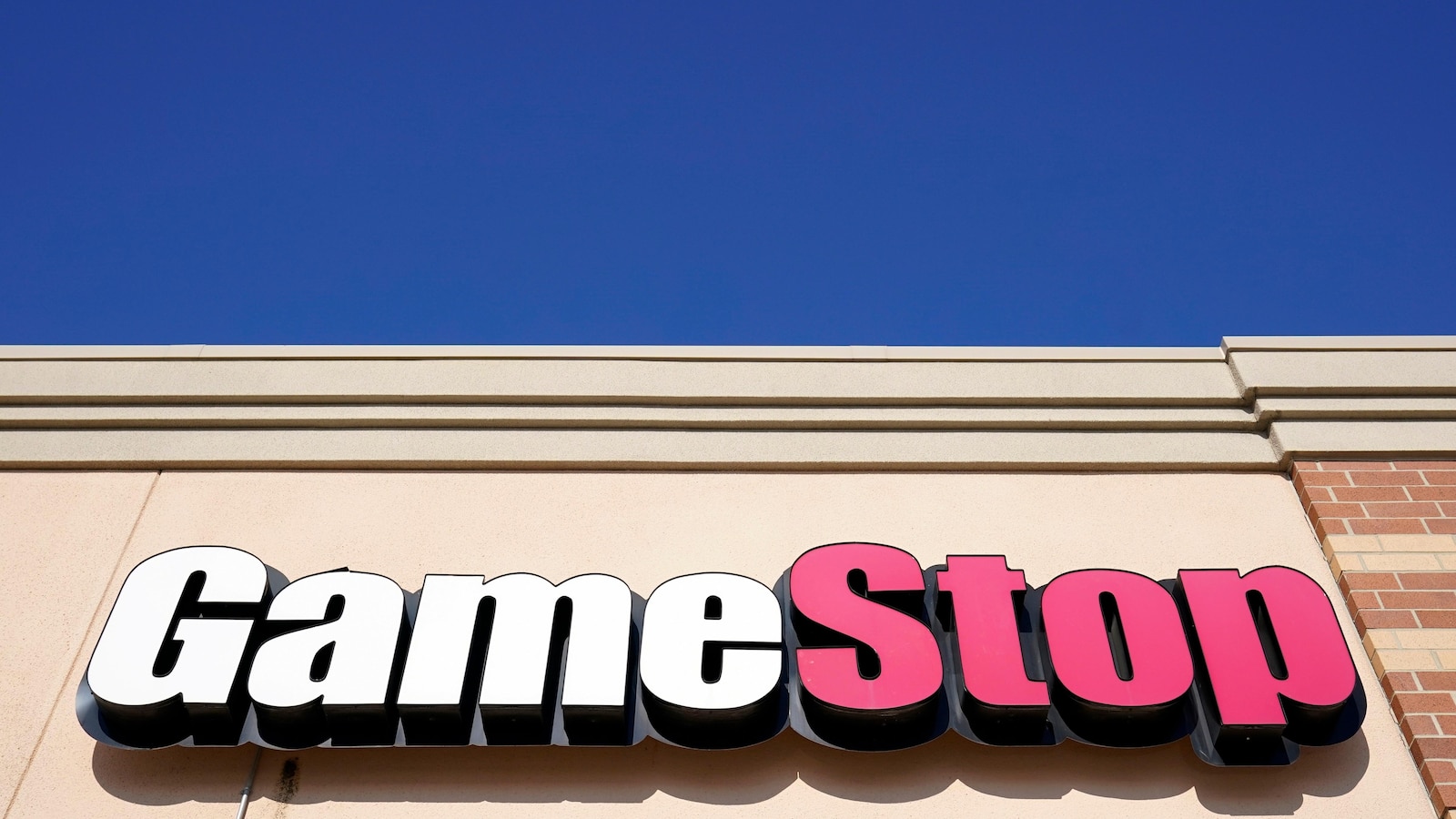 GameStop's 1Q Revenue Declines Due to Weakening Sales in Hardware, Accessories, Software, and Collectibles