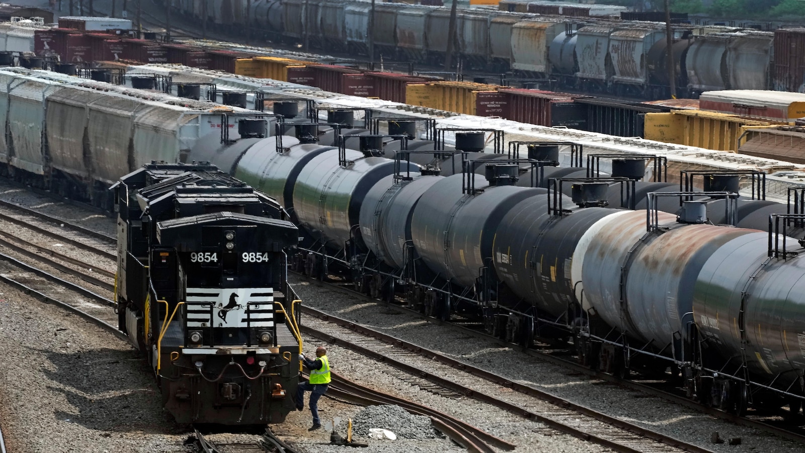 New rule requires railroads to promptly disclose hazardous cargo information
